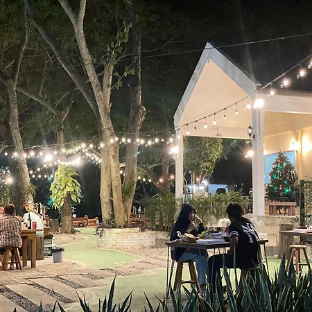 Rain Tree Cafe & Homestay Uthai Thani Eksteriør billede