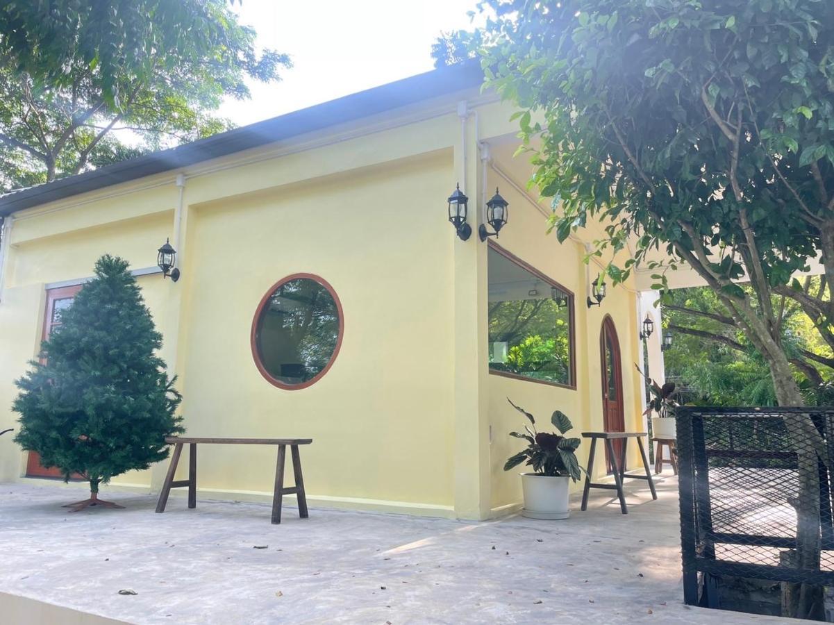 Rain Tree Cafe & Homestay Uthai Thani Eksteriør billede
