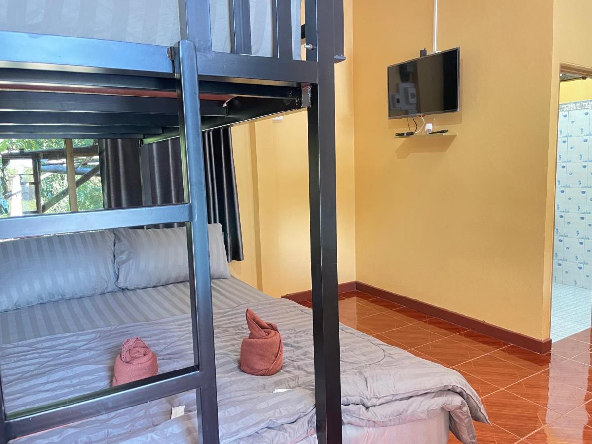 Rain Tree Cafe & Homestay Uthai Thani Eksteriør billede