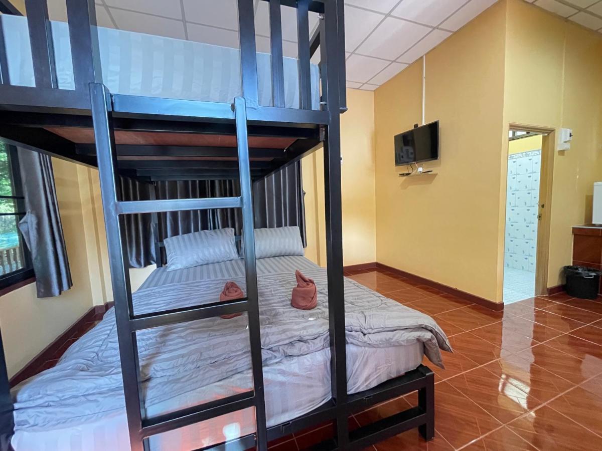 Rain Tree Cafe & Homestay Uthai Thani Eksteriør billede