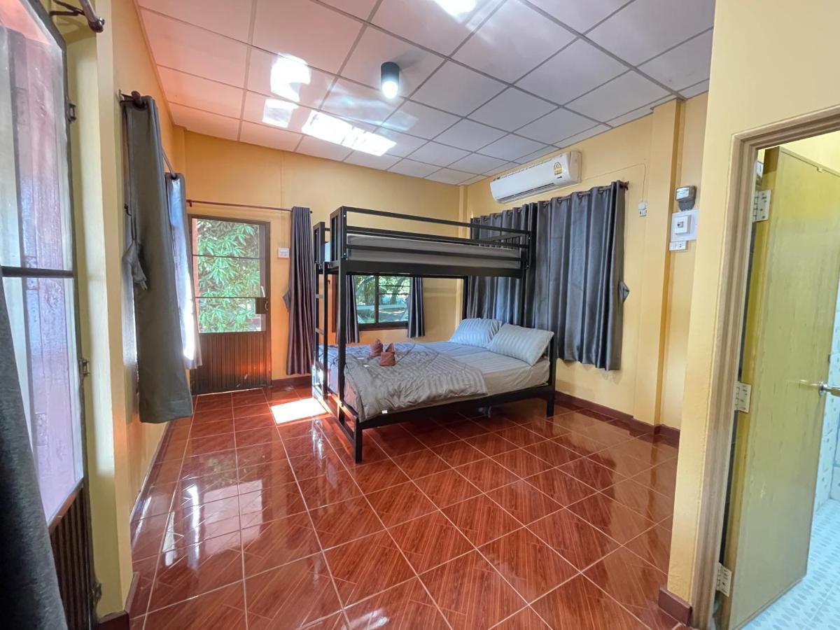 Rain Tree Cafe & Homestay Uthai Thani Eksteriør billede