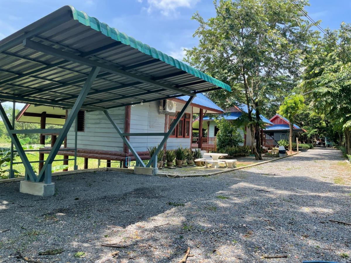 Rain Tree Cafe & Homestay Uthai Thani Eksteriør billede
