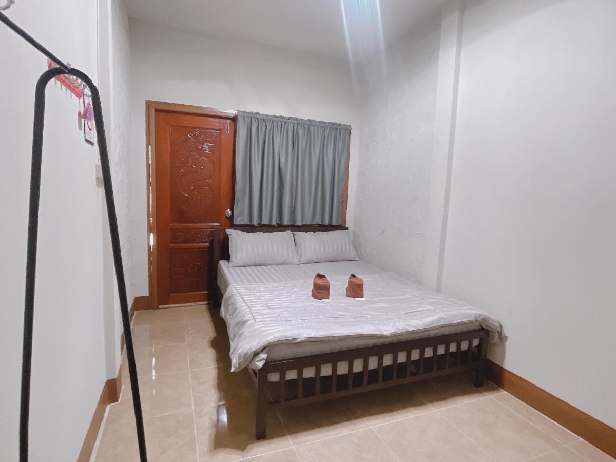 Rain Tree Cafe & Homestay Uthai Thani Eksteriør billede