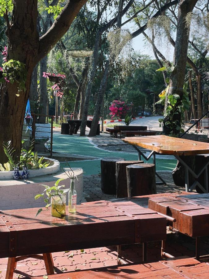 Rain Tree Cafe & Homestay Uthai Thani Eksteriør billede