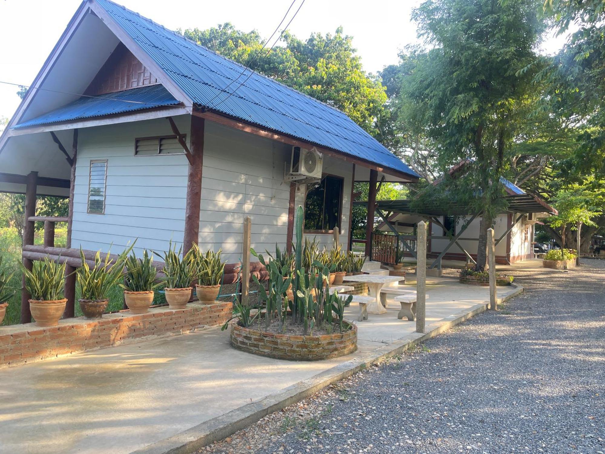 Rain Tree Cafe & Homestay Uthai Thani Eksteriør billede
