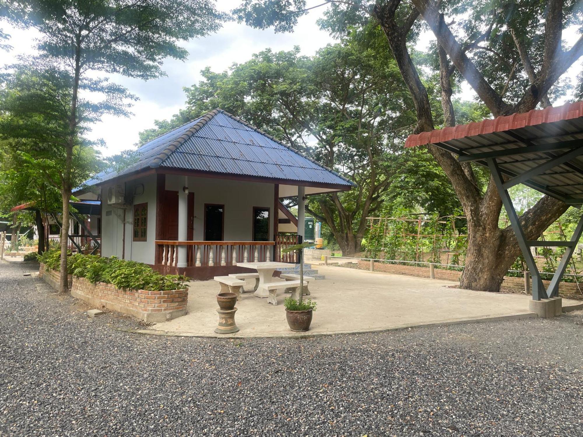Rain Tree Cafe & Homestay Uthai Thani Eksteriør billede